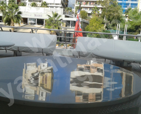 Γυάλισμα μαρμάρινων τραπεζιών σε σκάφη αναψυχής