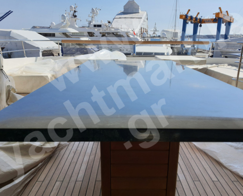 Γυάλισμα μαρμάρινων τραπεζιών σε σκάφη αναψυχής 2